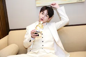 彭昱畅手捧奖杯亮眼写真_2