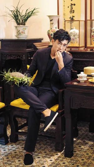 李现最新杂志图片：百变帅气迷人_6