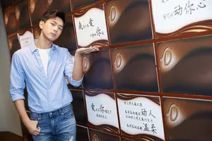 李现现身巧克力店图片:化身蓝色清新甜蜜“现男友”_1