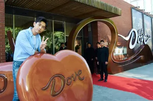 李现现身巧克力店图片：化身蓝色清新甜蜜“现男友”_2
