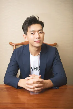 李现西装温柔帅气图片