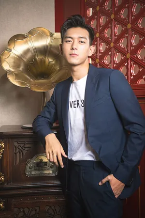 李现西装温柔帅气图片_2