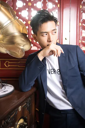 李现西装温柔帅气图片_4