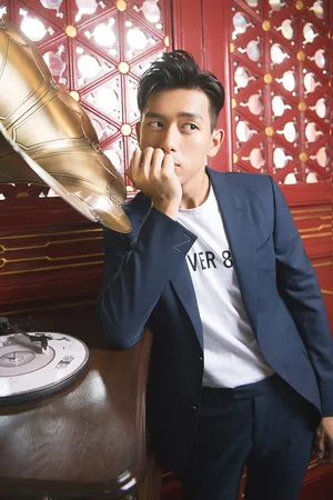 李现西装温柔帅气图片_5
