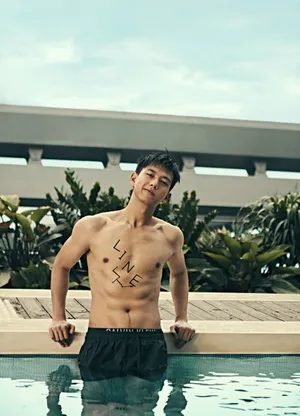 李现半裸上身泳池气质写真_2