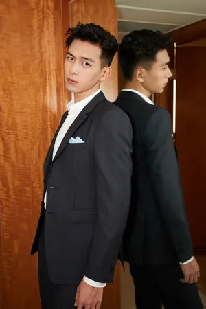 李现西装帅气活动图片