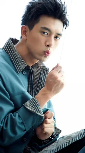 李现男友力十足休闲写真图片