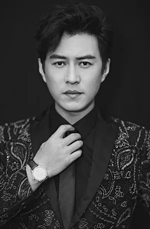 靳东儒雅型男西装写真高清图片_2