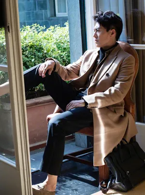 靳东最新儒雅绅士风时尚杂志写真高清图片_3