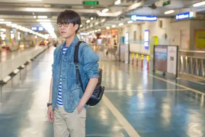 靳东机场街拍图片：休闲青春活力_2