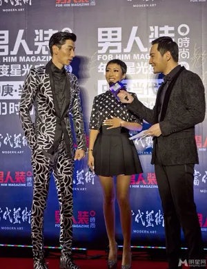 张亮携手吉克隽逸亮相男人装星光盛典_1