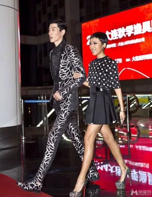 张亮携手吉克隽逸亮相男人装星光盛典_2