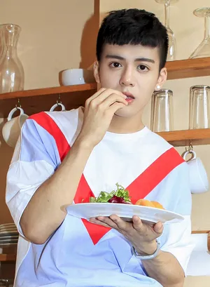 曾舜晞街拍图片：唐三十六化身可爱男生_6