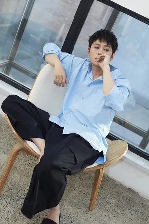 秦俊杰蓝衬衫清爽慵懒居家写真图片_5