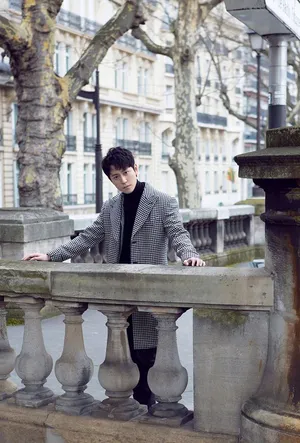 秦俊杰儒雅帅气巴黎街拍图片