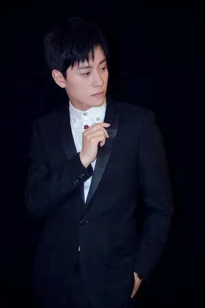 秦俊杰黑色西装帅气有型活动照图片