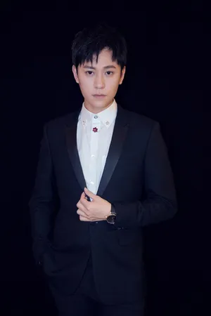 秦俊杰黑色西装帅气有型活动照图片