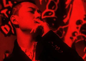 秦俊杰街头写真图片：化身涂鸦少年