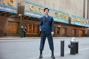 侯明昊时尚清新街拍图片第1张