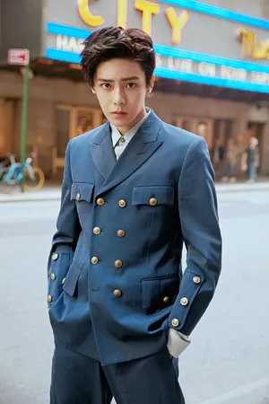 侯明昊时尚清新街拍图片_4