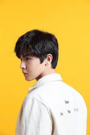 侯明昊《YOHO》杂志帅气吸晴图片