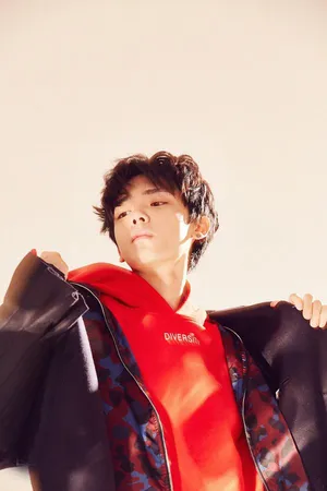 帅气男星侯明昊《精品购物指南》杂志封面图片_3