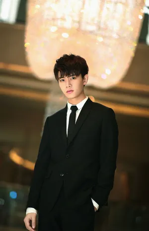 任嘉伦儒雅帅气活动照图片_3