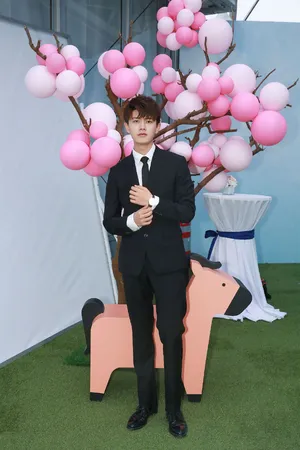 任嘉伦儒雅帅气活动照图片_8