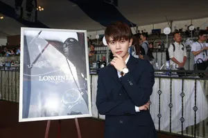 任嘉伦儒雅帅气活动照图片_9