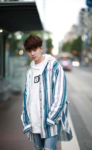 任嘉伦清爽帅气时尚街拍图片_2