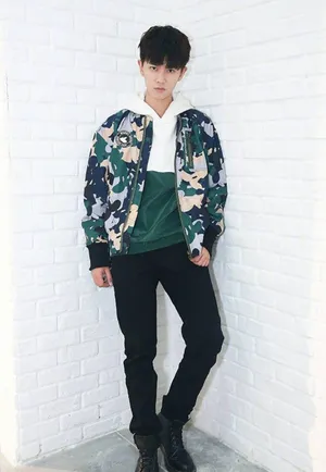 任嘉伦最新迷彩写真图片：青春活力