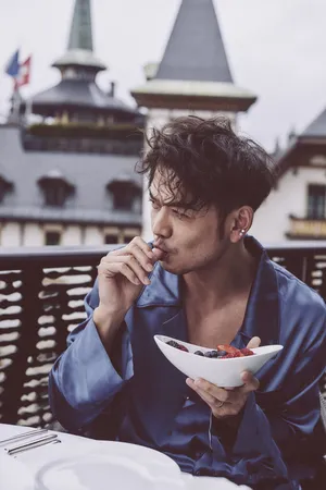 杨烁《时尚芭莎》图片：漫步早苏黎世的魅力男神_4