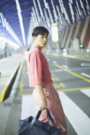罗晋粉色毛衣帅气机场写真图片_3