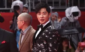 罗晋釜山电影节帅气红毯照片_3