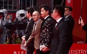 罗晋釜山电影节帅气红毯照片_7