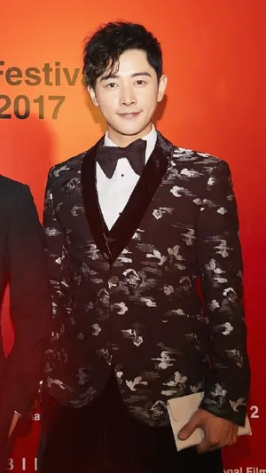 罗晋釜山电影节帅气西装写真