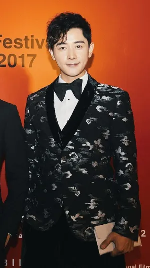罗晋釜山电影节帅气西装写真