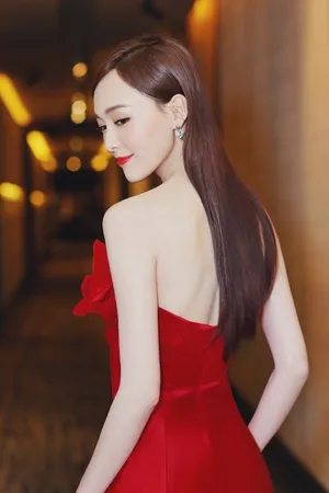 唐嫣红色拖尾礼裙性感图片_3