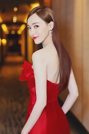 唐嫣红色拖尾礼裙性感图片_4