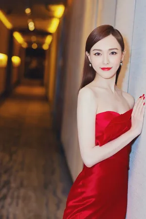 唐嫣红色拖尾礼裙性感图片_5