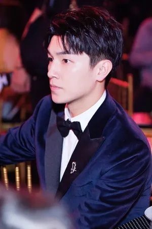 杨旭文芭莎慈善夜帅气高清图片