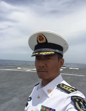 张涵予军装制服自拍图片_2