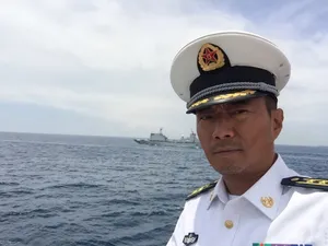 张涵予军装制服自拍图片_3