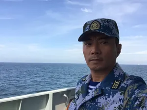 张涵予军装制服自拍图片_4