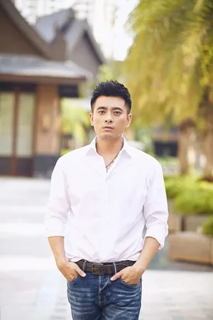 陈龙白衬衣帅气街拍写真图片_2