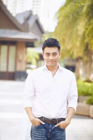 陈龙白衬衣帅气街拍写真图片_3