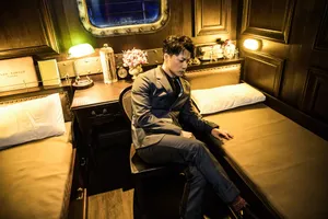 段奕宏黑西装精致绅士风写真图片
