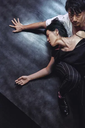 余男段奕宏性感暧昧时尚写真图片_4
