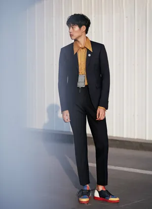 魏大勋米兰时尚帅气街拍图片_3