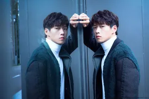 魏大勋干净帅气街拍图片_3